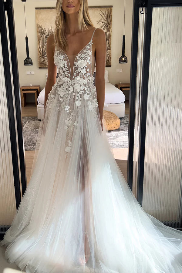 Abito da sposa bohémien con scollo a V e applicazioni in pizzo